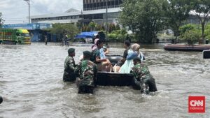 Imbas Banjir, Pasien RSI Sultan Agung Semarang Dievakuasi Pakai Perahu Karet