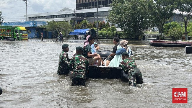 Pasien Rsi Sultan Agung Dievakuasi Dengan Truk Tni Karena Banjir Di Kaligawe Semarang 2 169