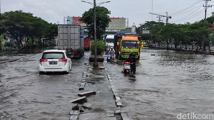 Penampakan Banjir Di Jalan Kaligawe Semarang Siang Ini Minggu 1732024 169