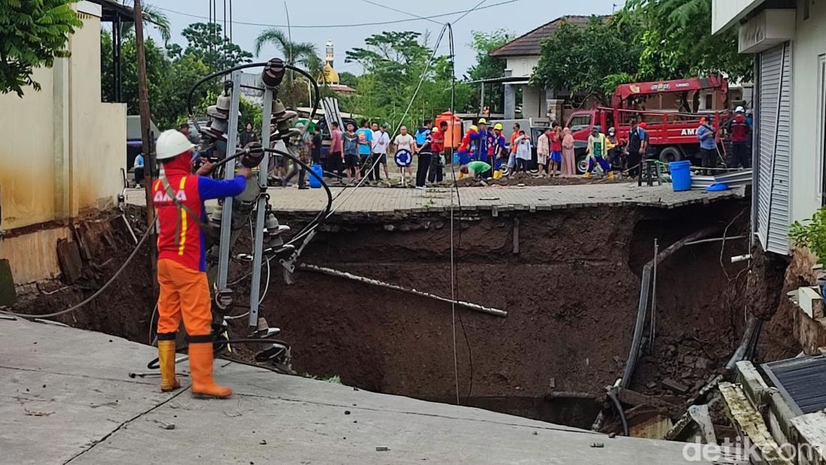 Penampakan Jalan Ambles Di Perumahan Permata Puri Semarang 169