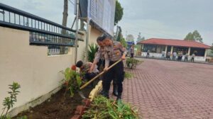 Jaga Kebersihan Mako, Kapolres Humbahas dan Personel Gotong Royong