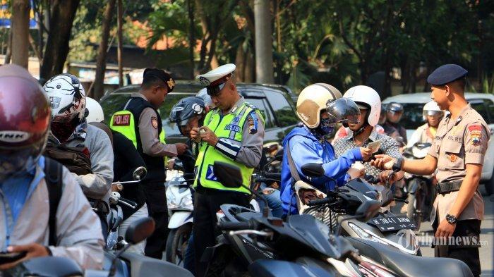 Petugas Kepolisian Dari Satlantas Polrestabes Semarang Melakukan Gelar Operasi Patuh Candi 2018