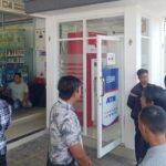 Polisi Melakukan Olah Tkp Lokasi Percobaan Pembobolan Atm Di Areal Toko Modern Jalan Raya Denpasar Gilimanuk Kecamatan Negara 169