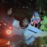 Proses Evakuasi Mobil Tercebur Sungai Di Jalan Wedi Gantiwarno Desa Gesikan Kecamatan Gantiwarno Kabupaten Klaten Jumat 132024 1 43