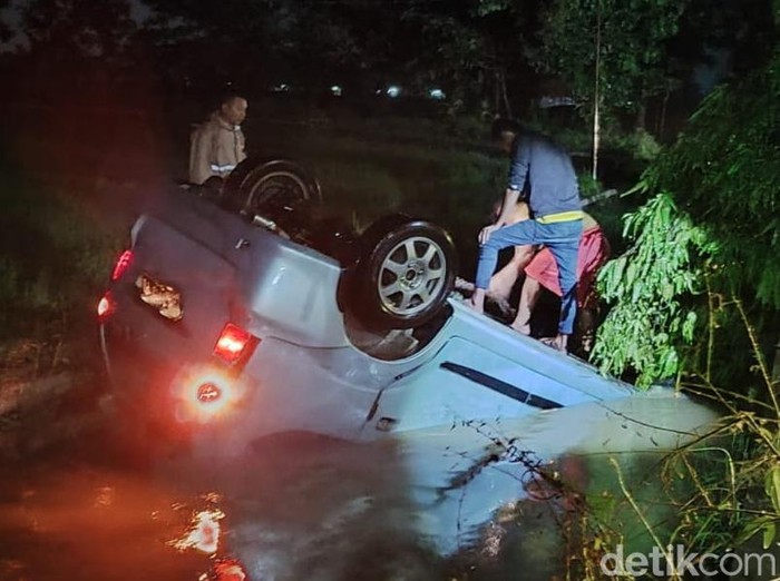 Proses Evakuasi Mobil Tercebur Sungai Di Jalan Wedi Gantiwarno Desa Gesikan Kecamatan Gantiwarno Kabupaten Klaten Jumat 132024 1 43