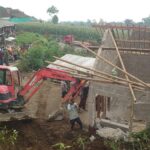 Proses Menyingkirkan Material Tanah Longsor Yang Menimpa Rumah Warga Desa Gedangan Kecamatan Cepogo Kabupaten Boyolali Sabtu 2 43