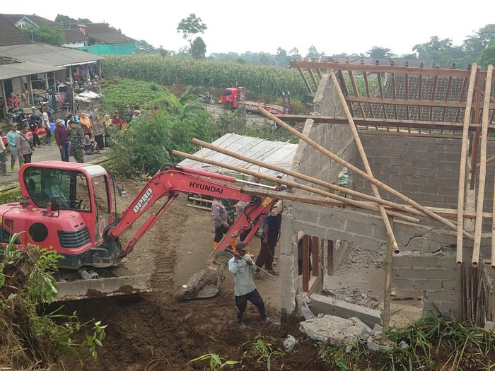 Proses Menyingkirkan Material Tanah Longsor Yang Menimpa Rumah Warga Desa Gedangan Kecamatan Cepogo Kabupaten Boyolali Sabtu 2 43