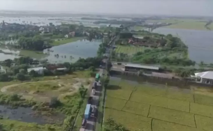 Tanggul Sungai Wulan Jebol Jalur Demakjepara Tergenang Air Dan Macet 8 Kilometer Yck