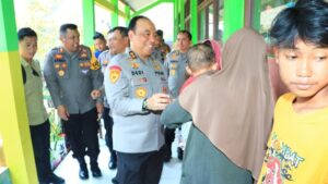 Sapa Anak-anak di Posko, Tim Mabes Polri Tinjau Korban Banjir Demak