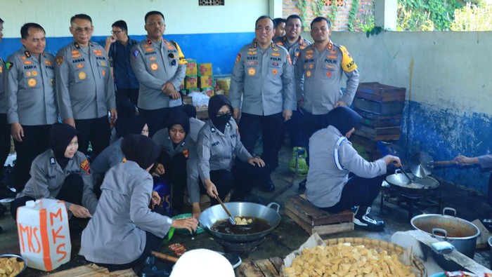 Datangi Korban Banjir Demak, Tim Mabes Polri & Kapolda Jateng Sapa Anak-anak