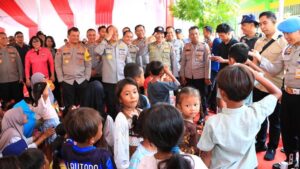 Polri & Kapolda Jateng Tinjau Korban Banjir Demak dan Sapa Anak-anak di Posko