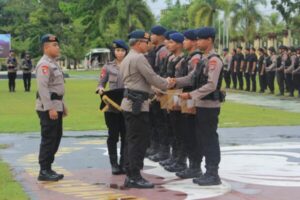 Dansatbrimob Beri Penghargaan 10 Personel Batalyon B Pelopor Satbrimob Kalteng