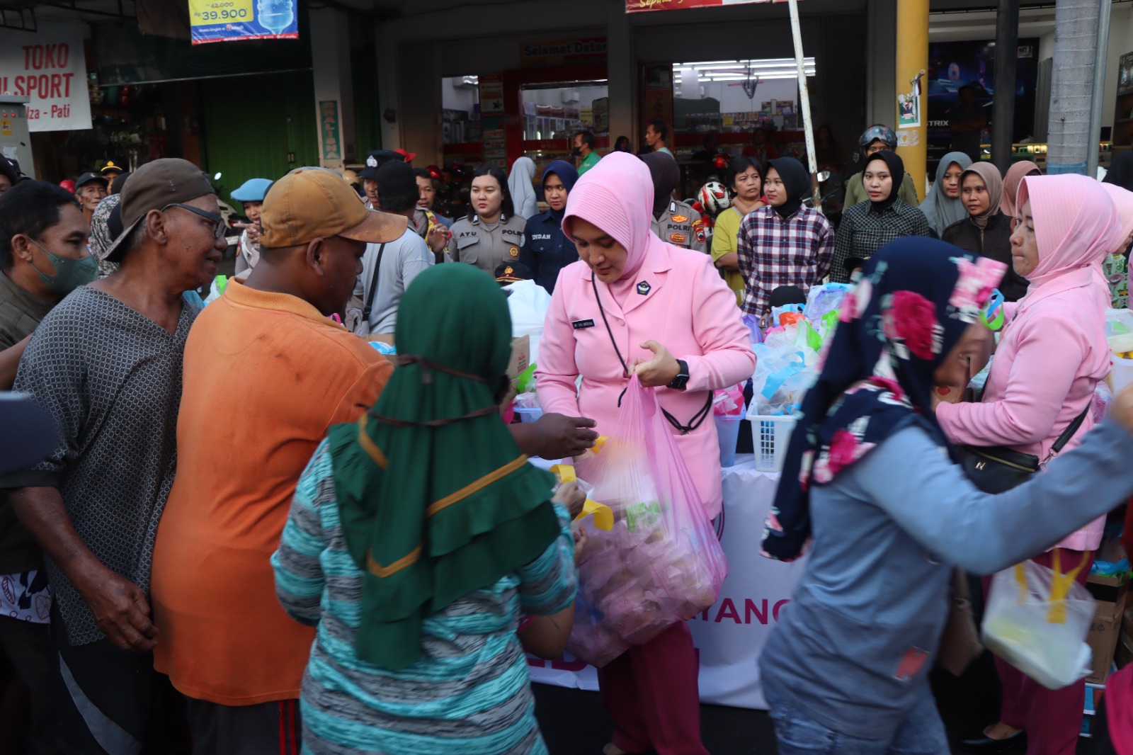 Kapolresta pati bersama ketua bhayangkari berbagi 2500 takjil dan 200