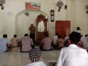 Polsek Sukolilo Gelar Safari Jumat Curhat di Masjid Al Huda Desa Wegil Jelang Hari Raya Idul Fitri 1445H