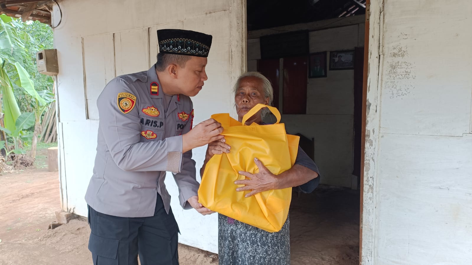 Blusukan Ke Rumah Warga, Kapolsek Tayu Bagikan Puluhan Sembako Kepada