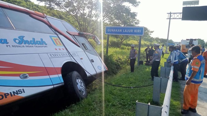 Sopir Bus Rosalia Indah Kecelakaan Di Tol Batang Diduga Mengantuk