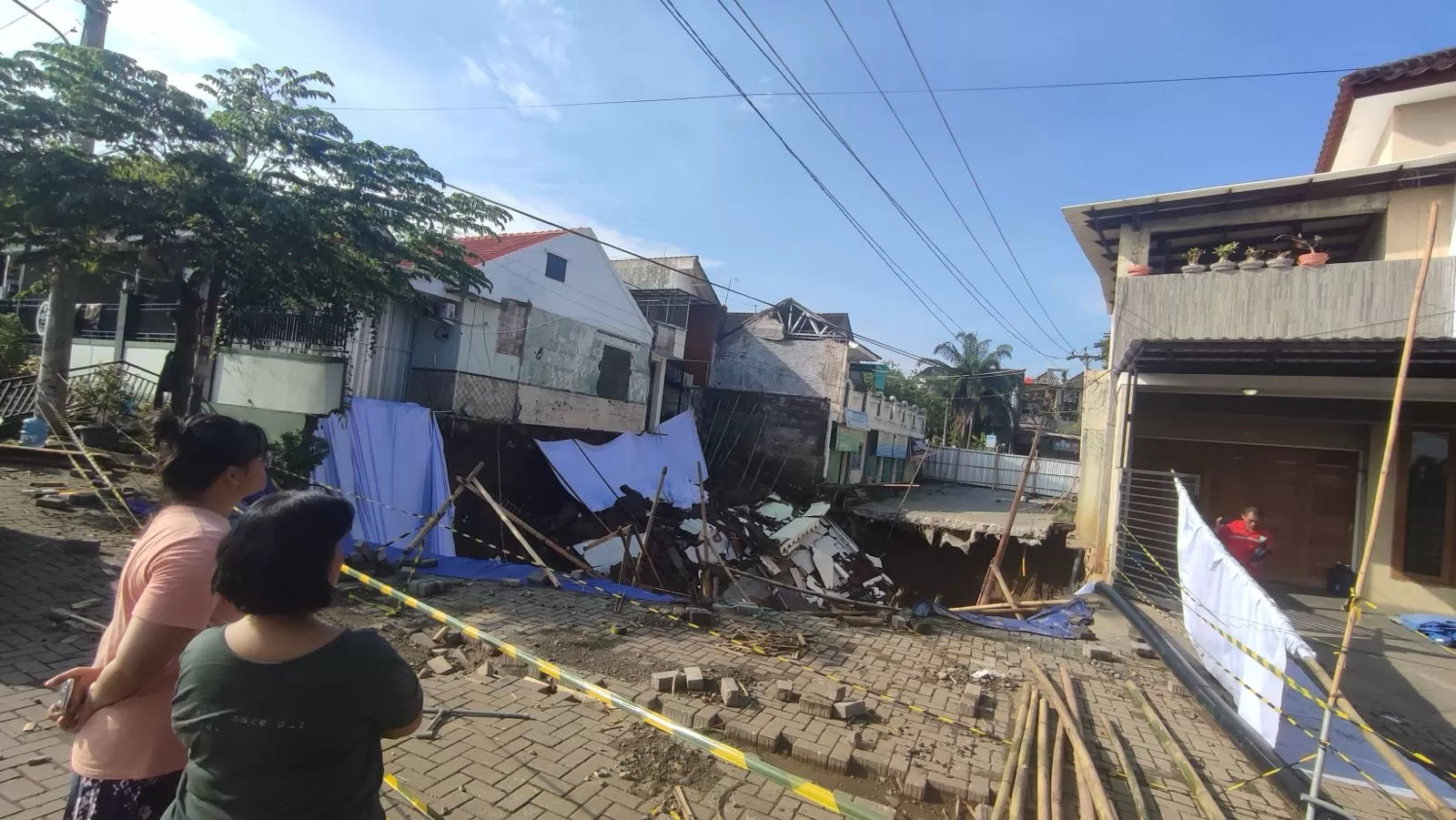 3 Bangunan Di Semarang Roboh Imbas Longsoran Tanah, 2 Orang