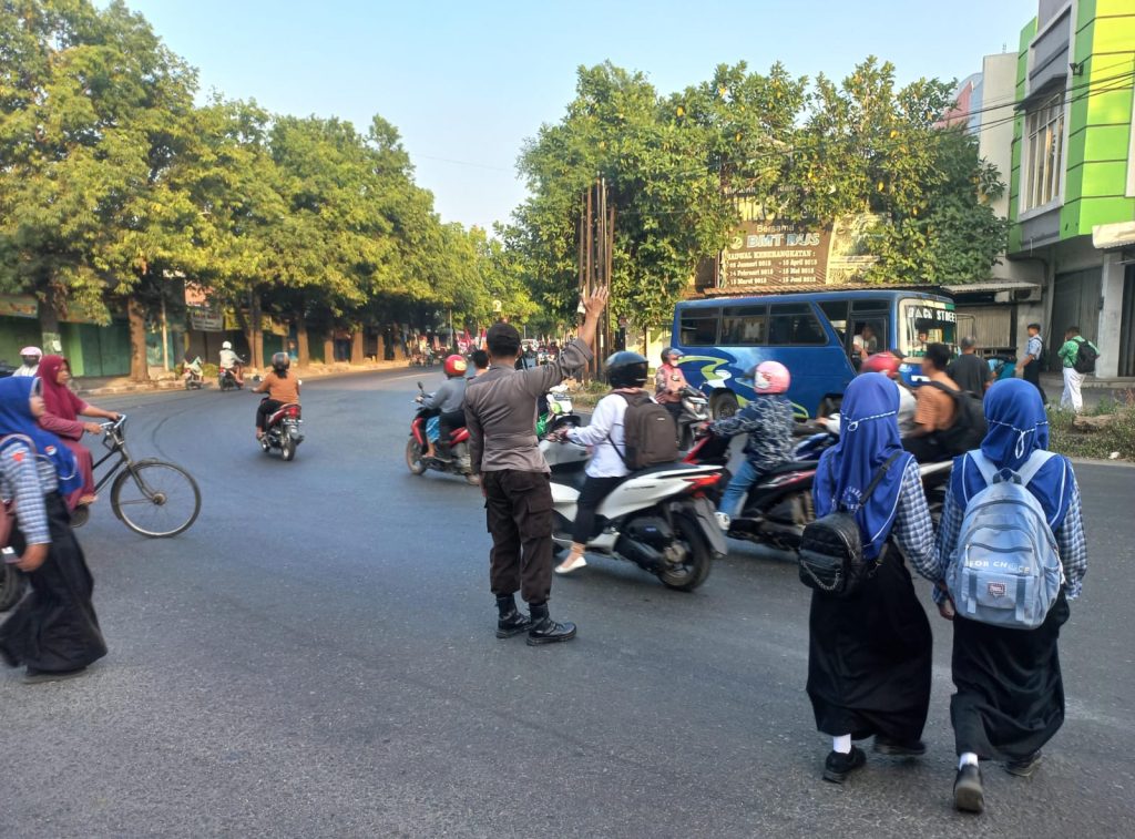 Ag Pagi Di Tikungan Swalayan Pantes, Anggota Polsek Lasem Urai