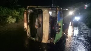 Sebuah Truk Terguling di Tanjakan Jatibarang Semarang, Diduga Akibat Rem Blong