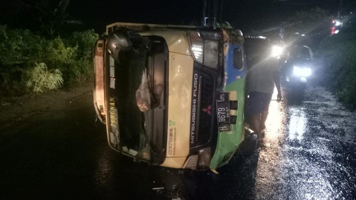 Alami Akibat Rem Blong, Truk Terguling Di Tanjakan Jatibarang Semarang