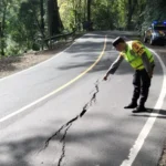 Alami Kerusakan, Warga Diimbau Tak Lewati Jalan Penghubung Jember Banyuwangi