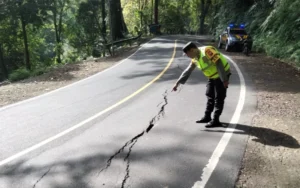 Jalan Retak di Gumitir, Jalur Jember-Banyuwangi Berpotensi Terputus