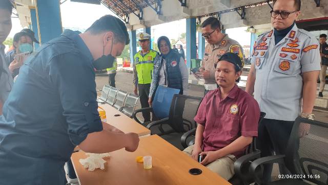 Amankan Lebaran, Polrestabes Semarang Gelar Tes Urin Kepada Sopir Bus