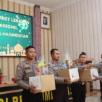 Anggota Polres Humbahas Terima Bingkisan Lebaran Dari Kapolres