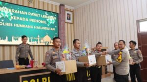 Personel Polres Humbahas Terima Bingkisan Lebaran dari Kapolres