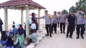 Anggota Polres Jepara Imbau Pengunjung Obyek Wisata Jaga Keselamatan