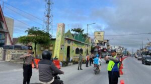 Lebaran Hari Kedua, Personil Pos Pam Doloksanggul Polres Humbahas Tetap Optimalkan Pengaturan Lalin