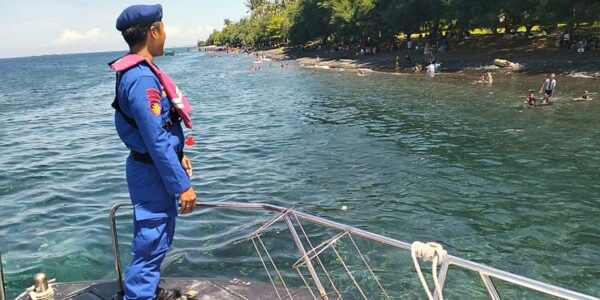 Anggota satpolair resta banyuwangi patroli pengamanan di area selat bali