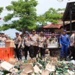 Aparat Kepolisian Berhasil Musnahkan 3.633 Botol Miras Di Batang