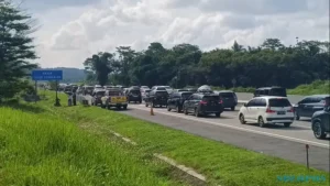 Arus Balik Padat, Personel Polres Semarang Siaga di Titik Macet