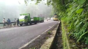 Jalur Gunung Gumitir Melepas Ketegangan Setelah 10 Jam Lumpuh Total