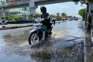 Banjir di Jalan Kaligawe Semarang Berangsur Surut, Lalu Lintas Kembali Normal