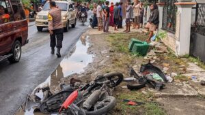 Sebuah Mobil Serempet Warung Lalu Hantam Motor di Karangdowo Klaten