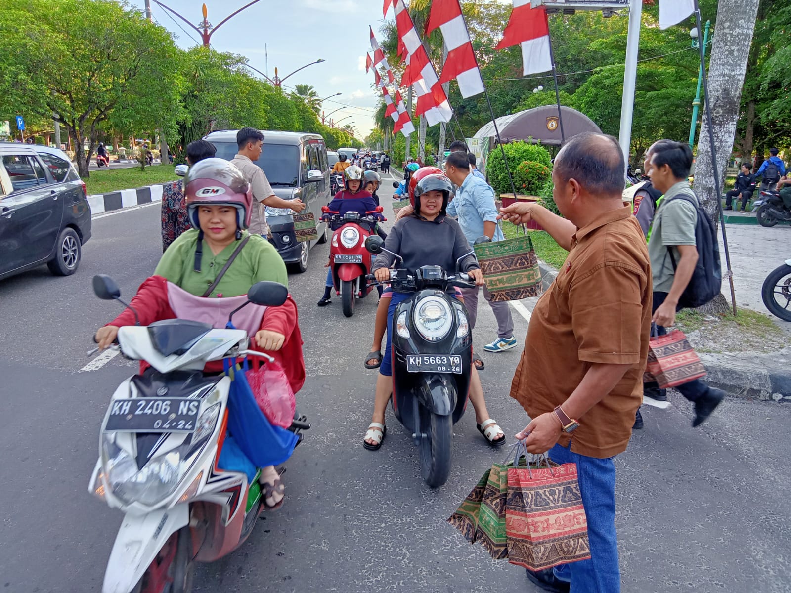 Bagi 250 Takjil Ke Masyarakat, Ditreskrimsus Polda Kalteng Berbagi Berkah