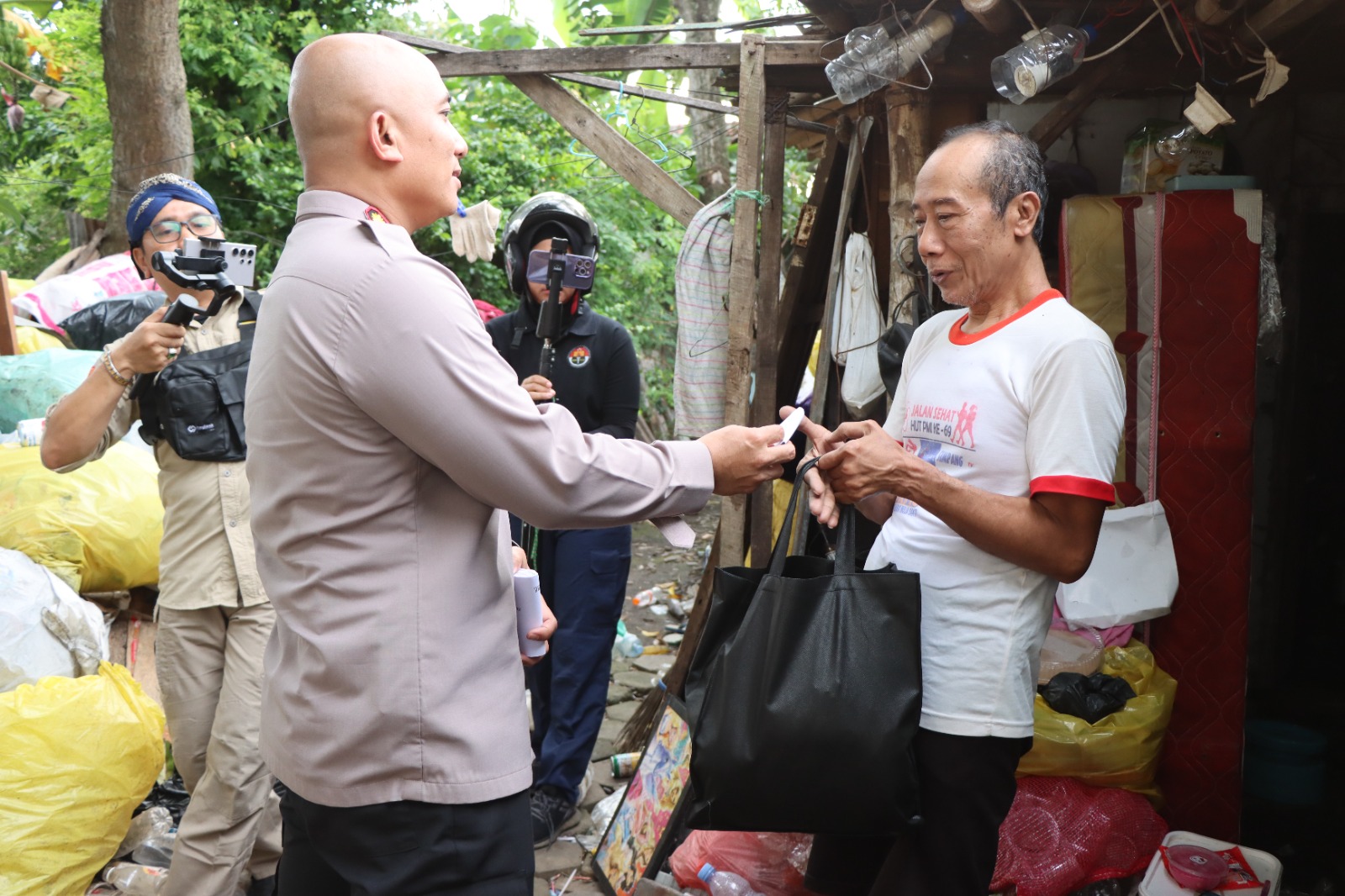 Bagi Bansos Kepada Warga, Kapolresta Pati Blusukan Door To Door