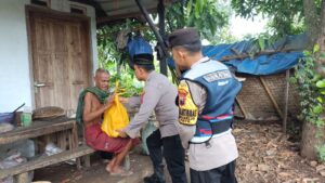 Blusukan ke Rumah Warga, Kapolsek Tayu Bagikan Puluhan Sembako