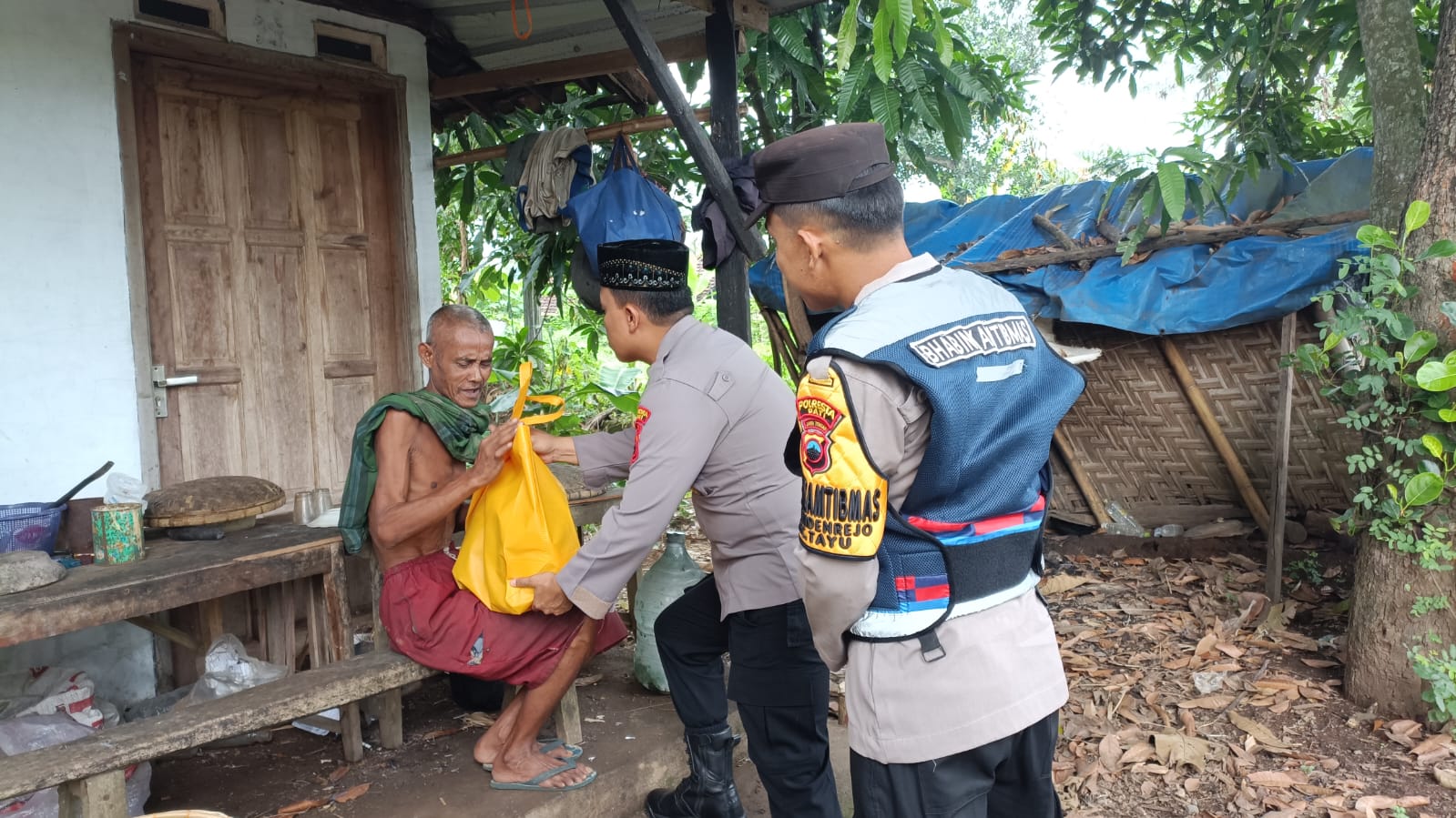 Bagikan Puluhan Sembako, Kapolsek Tayu Blusukan Ke Rumah Warga