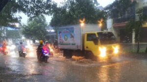 Banjir Menghampiri Semarang Hujan Deras Mengguyur