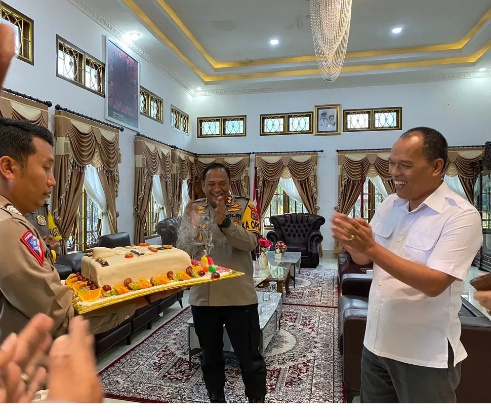 Bawakan Nasi Tumpeng Dan Kue, Kapolres Humbahas Berikan Kejutan Pada