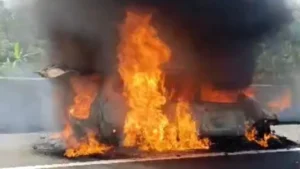 Breaking News! Sebuah Mobil Terbakar Hebat di Jalan Tol Semarang-Solo