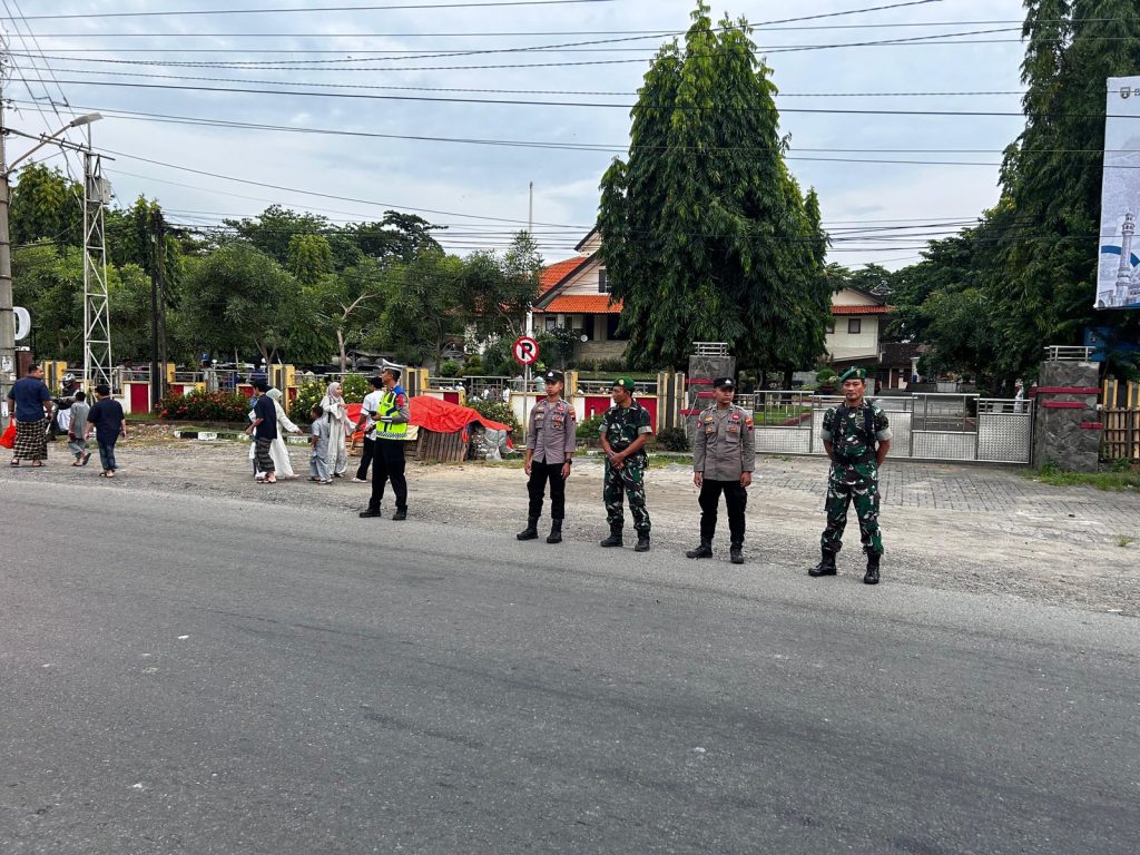 Beri Pengamanan Sholat Idul Fitri, Polres Rembang & Jajaran Polsek