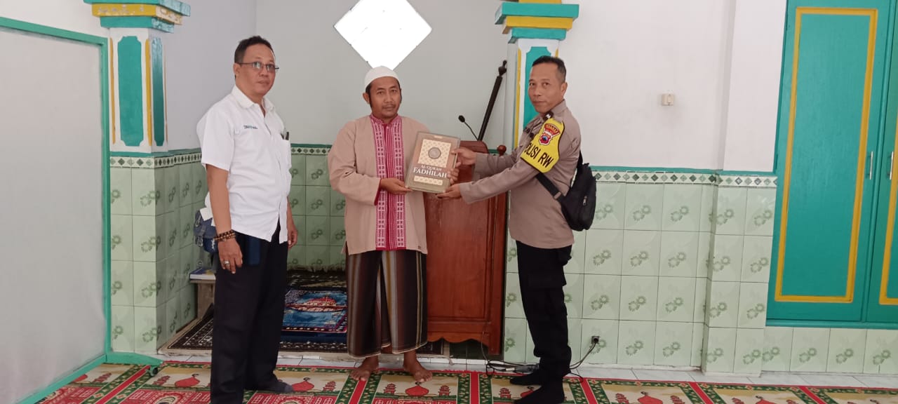 Berikan Bantuan Mushaf Al Quran, Bhabinkamtibmas Polsek Bulu Sambangi Masjid