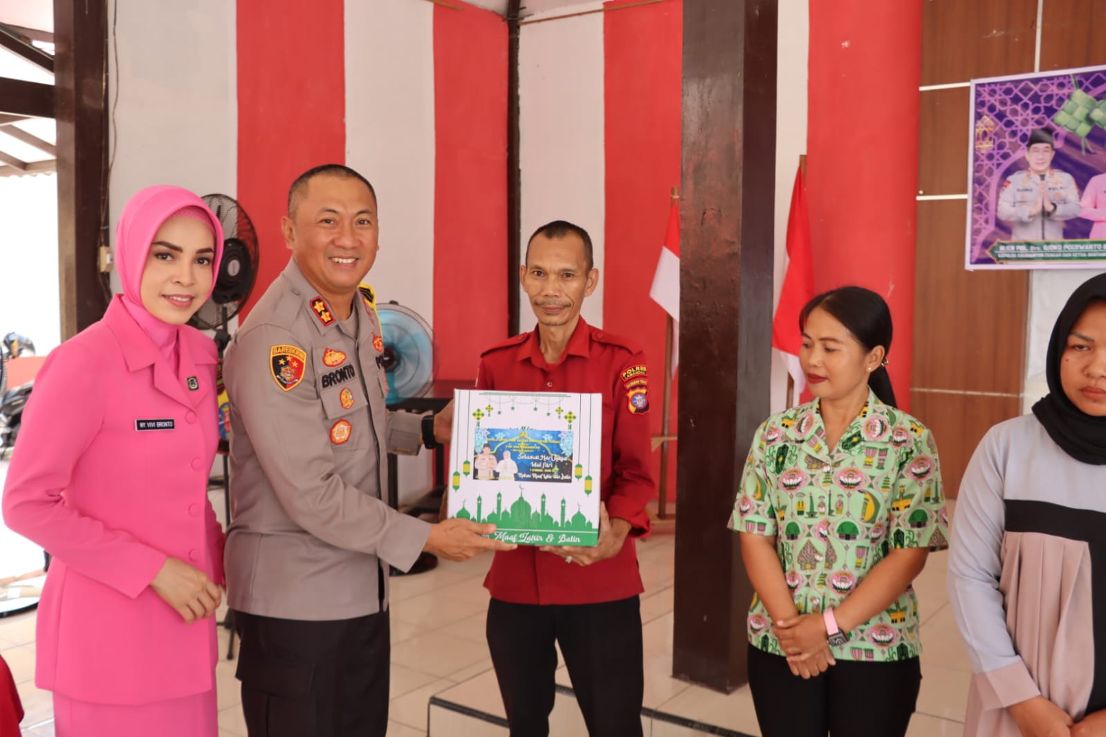 Berikan Bingkisan Pada Personil, Kapolres Lamandau Tingkatkan Semangat Kerja