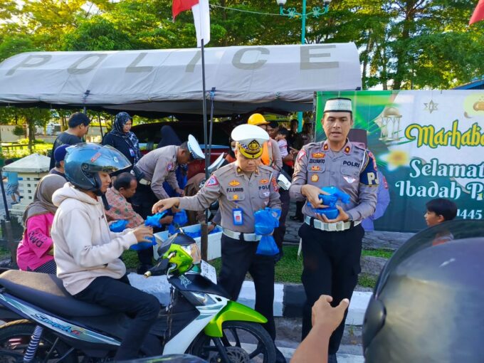 Berkah Ramadan, Ditlantas Polda Kalteng Bagikan Takjil Kepada Pengendara