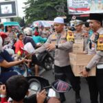 Berkah Ramadhan, Polresta Pati Bagikan Ribuan Paket Takjil Pada Penguna