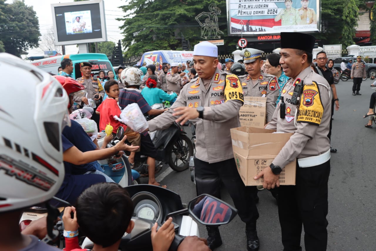 Berkah Ramadhan, Polresta Pati Bagikan Ribuan Paket Takjil Pada Penguna